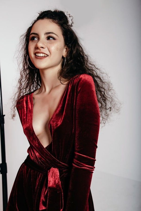 Techniques pour porter des ensembles en velours pour un événement de soirée sans paraître trop formelle