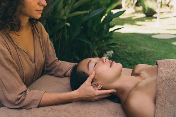 Comment réussir le mélange de bijoux anciens et modernes pour un style unique ?