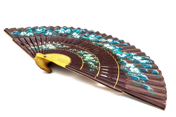 Découvrez l'art de l'éventail: histoire et élégance